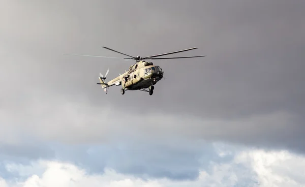 Helicóptero Mi-8 do exército russo em ação contra o céu nublado — Fotografia de Stock