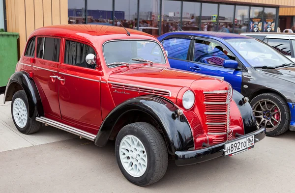 Automóvil soviético vintage Moskvich-401 en el centro histórico — Foto de Stock