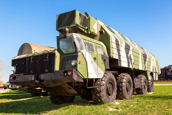 Тяжелый армейский колесный трактор в техническом музее в Тольятти , — стоковое фото