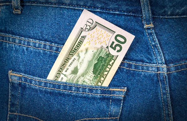 Fünfzig-Dollar-Schein ragt aus der blauen Jeanstasche — Stockfoto