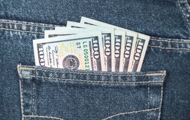 Arka kot pantolon cebinde Amerikan dolarlık banknotlar