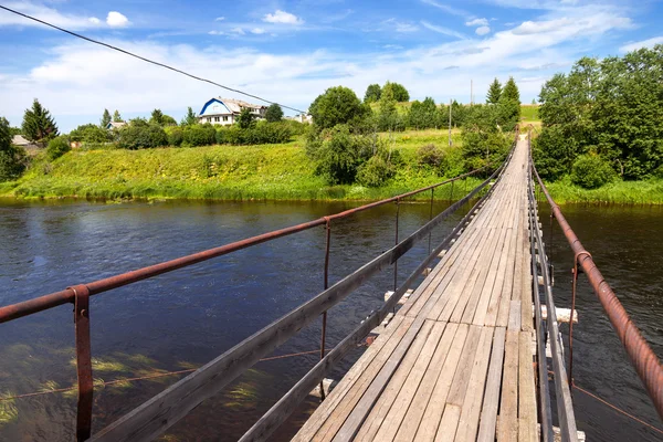 Hangbrug over de rivier van de Msta, regio Novgorod, Rusland — Stockfoto