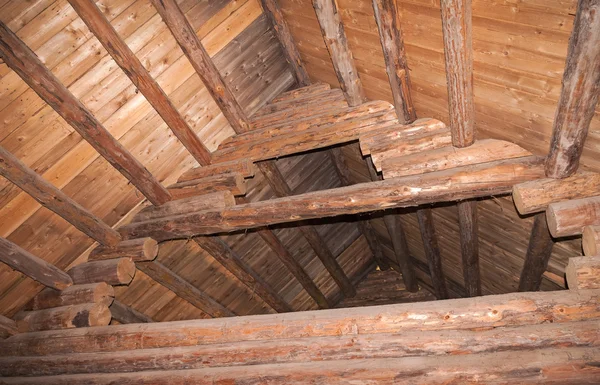 Vedere interioară pe acoperiș în casa din lemn rural — Fotografie, imagine de stoc