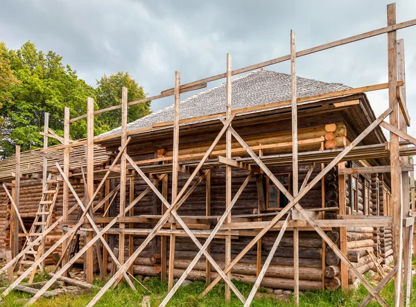 Reconstrucción de una antigua casa de madera en el pueblo ruso — Foto de Stock