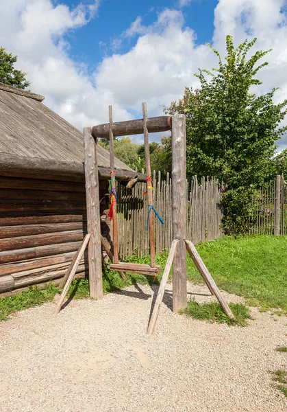 Vieille balançoire en bois dans le village russe — Photo