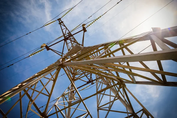 Torre eléctrica de alto voltaje contra el cielo azul — Foto de Stock