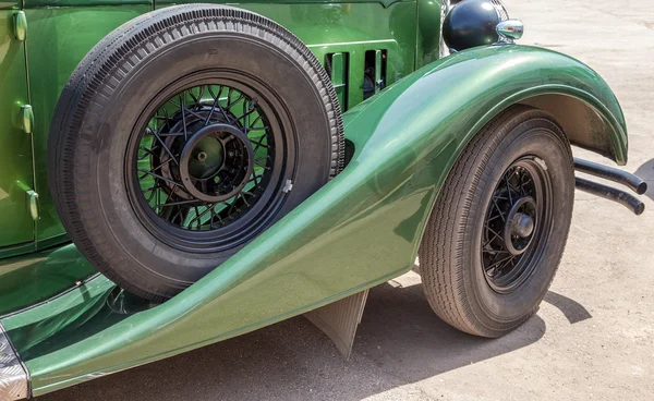 Rueda de repuesto de un coche retro Packard Convertible Sedán 1934 año — Foto de Stock