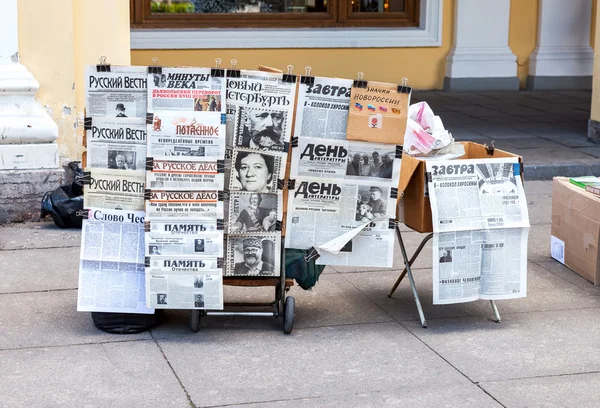 Sale Russian newspapers on Nevsky Prospekt in St. Petersburg, Ru — Stock Photo, Image