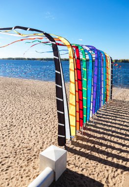Güneşli bir nehir kıyısında şenlikli renkli bayrakları