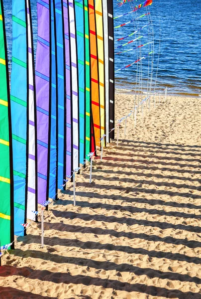 Banderas de colores festivos en la orilla del río en un día soleado —  Fotos de Stock