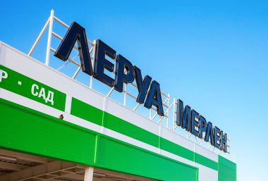 Leroy Merlin marka işareti mavi gökyüzü karşı. Metin Rusça: Leroy