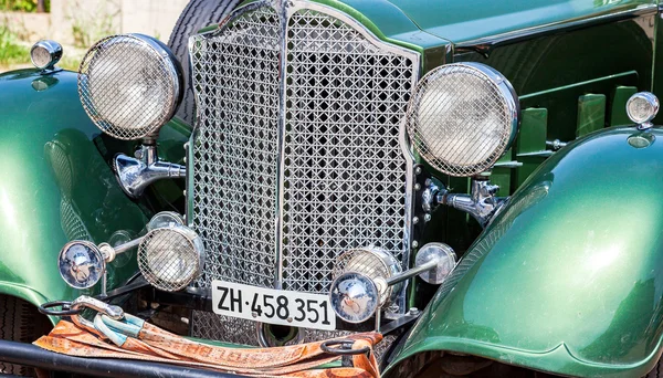 Передняя часть ретро-автомобиля Packard Convertible Sedan 1934 года. — стоковое фото