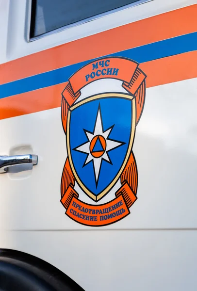 Emblem "Ministry of Emergency Situations of Russia" on the rescu — Stock Photo, Image