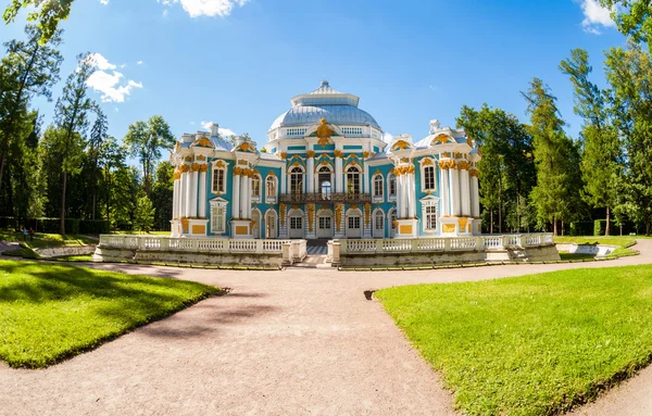 Павильон Эрмитажа в Екатерининском парке, Царское Село в сумме — стоковое фото