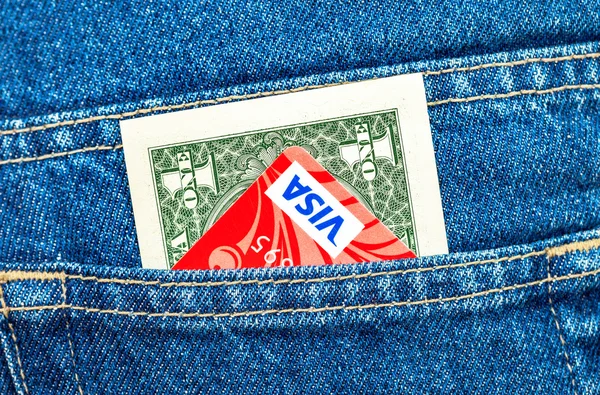 Un dolar american și un card de credit Visa ies din bac — Fotografie, imagine de stoc