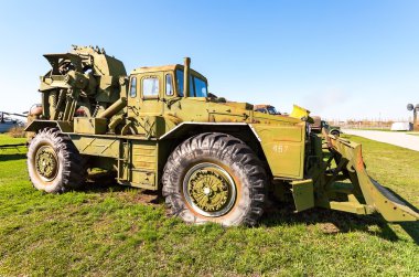 Büyük ağır inşaat buldozer Togliatti Teknik Müzesi'nde