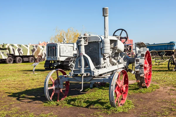 Alter sowjetischer Traktor "Universal-2" für landwirtschaftliche Zwecke — Stockfoto
