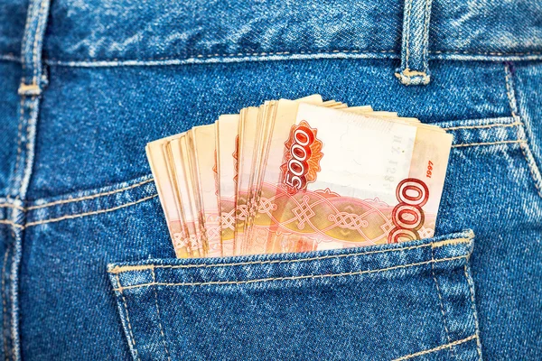 Ryska rubeln sedlar i den ryggen jeans fickan — Stockfoto