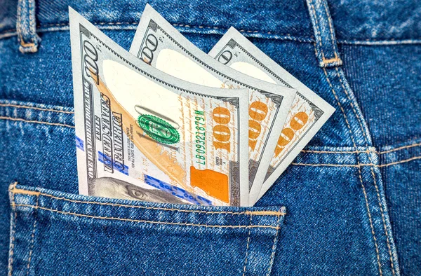 Banknot yüz U. S. dolar bill dışarı yapışmasını — Stok fotoğraf