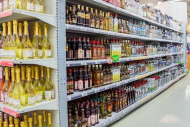 Vitrin alkollü içecekler hipermarket Karusel Samar