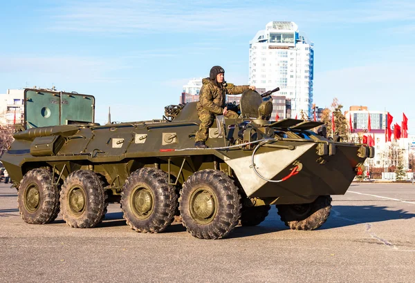 Armén armored personalbärare på det centrala torget i Samara, — Stockfoto