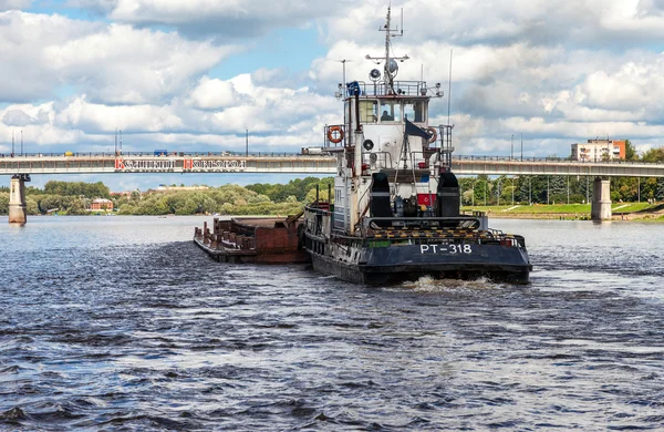 Navegación por el río Volkhov en el día de verano —  Fotos de Stock