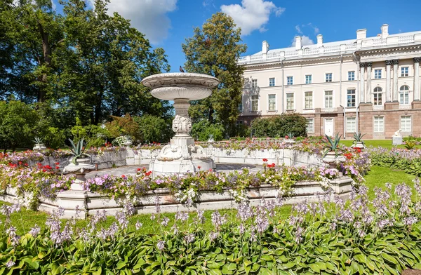 Вид в Екатерининском парке рядом с галереей Кэмерона в Пушкине  ( — стоковое фото