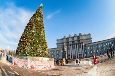 Noel ağacı Rusya'nın Samara kentinde Merkezi Meydanı