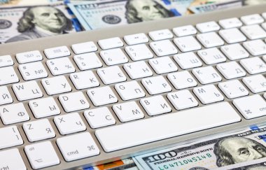Bilgisayar klavye yatan bir dolar arka plan üzerinde