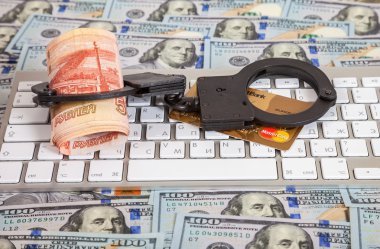 Çelik kelepçeleri, kredi kartı ve rulo Rus ruble