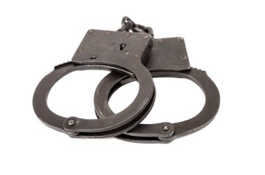 Beyaz arka plan üzerinde siyah çelik kelepçeleri