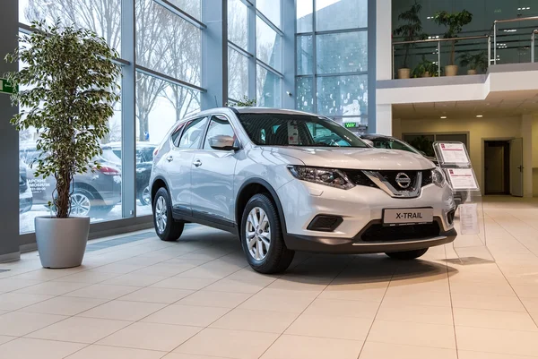 Drinnen im Büro des offiziellen Händlers nissan. — Stockfoto