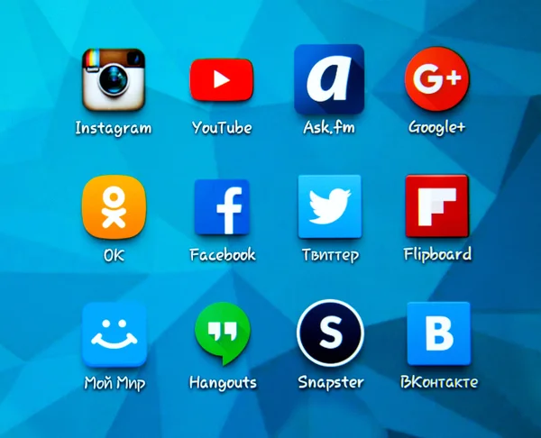 Iconos populares de redes sociales en la pantalla del teléfono inteligente —  Fotos de Stock