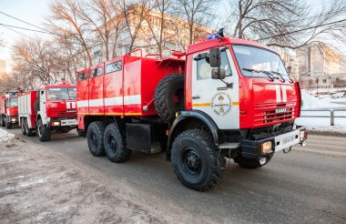 Bir caddede kırmızı firetrucks Kamaz-43114 hız S çağrısı