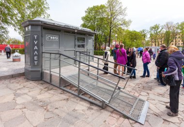Bir sıra Rusya'nın Samara kentinde umumi tuvalet yakınındaki insanlar stand