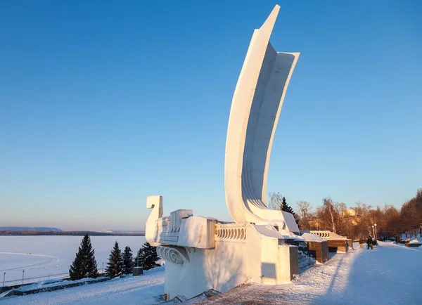 Памятник Лодке на городской набережной в Самаре, Россия — стоковое фото