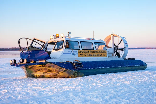 サマーラ, ロシアのヴォルガ川堤防でホバークラフト トランスポーター — ストック写真