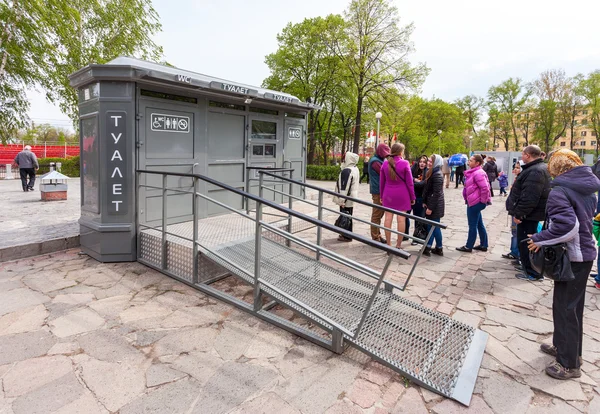 Des gens font la queue près des toilettes publiques à Samara, en Russie — Photo