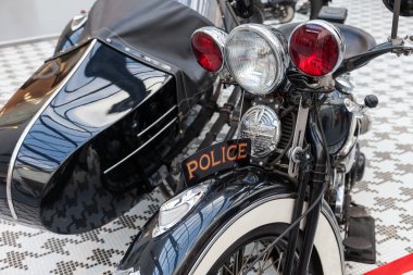 Polis retro motosiklet Harley Davidson ön kısmını yakın çekim