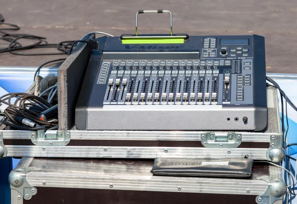 Mezclador de sonido de audio con botones y deslizadores. Equipos para conciertos —  Fotos de Stock