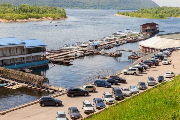 Parkering båtar och motorbåtar på floden Volga på en solig sommardag — Stockfoto