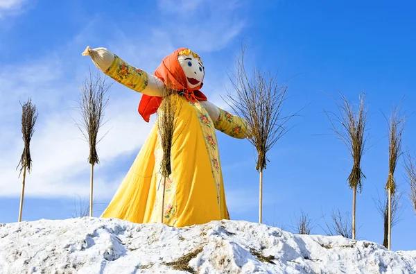 Fim do inverno. Shrovetide na Rússia. Grande boneca para o burnin — Fotografia de Stock