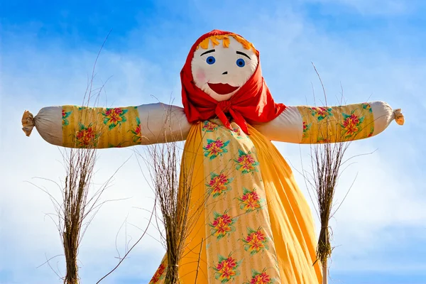 Ende des Winters. Fastnacht in Russland. Große Puppe für den Burnin — Stockfoto