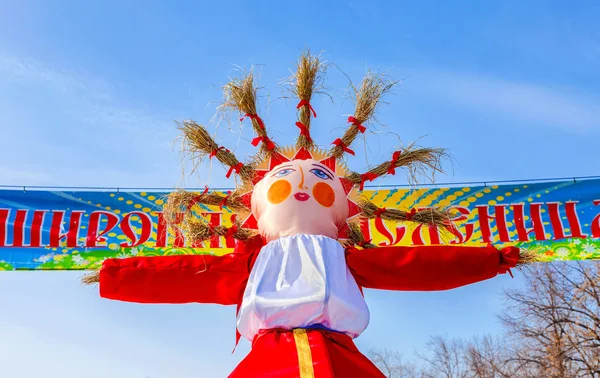 Shrovetide in Russia. Bambola grande per il bruciore — Foto Stock