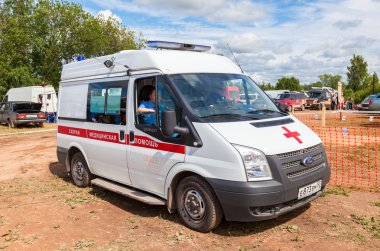 Ambulans araba kırsal sokakta park