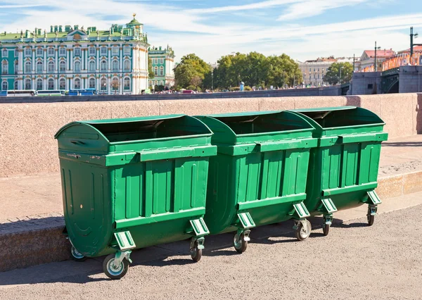 Green recyklační kontejnery na nábřeží v Petrohradu, — Stock fotografie