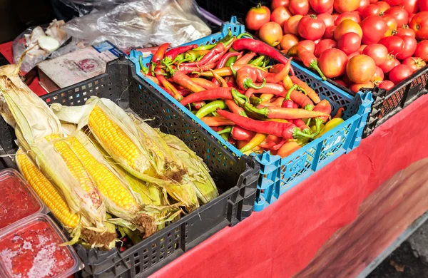 Légumes frais de nouvelle récolte prêts à la vente à l'agriculteur local — Photo