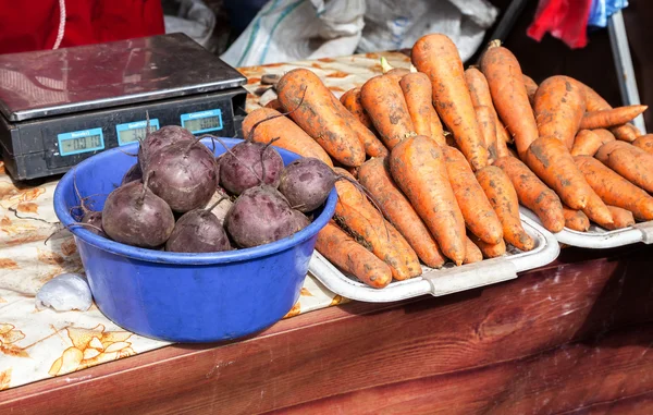 Wortel matang segar dan bit dari panen baru siap untuk dijual di t — Stok Foto