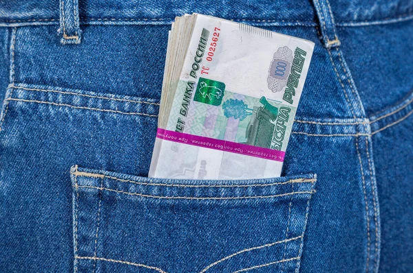 Montón de billetes de rublo ruso en el bolsillo de los vaqueros traseros — Foto de Stock