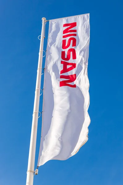 Nissan bayrak mavi gökyüzü üzerinde — Stok fotoğraf